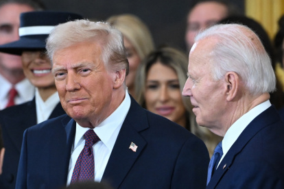 El presidente de Estados Unidos, Donald Trump, conversa con el exmandatario Joe Biden el día de su posesión, el 20 de enero de 2025.