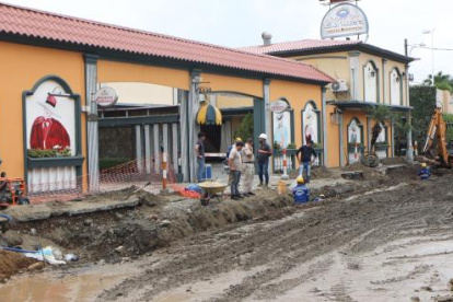 Así se ve el estado de la calle en reparación. El paso a vehículos se ha vuelto imposible.