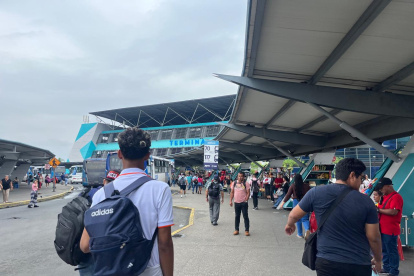 Varios ciudadanos deben votar temprano para regresar a Guayaquil debido a sus obligaciones laborales.