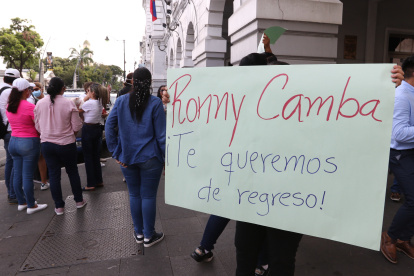 Hecho. Con un plantón, familiares y amigos exigieron respuestas en la Gobernación del Guayas esta semana.