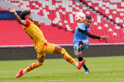 Lisandro Alzugaray (d) marcó el segundo tanto de Liga de Quito ante Aucas.
