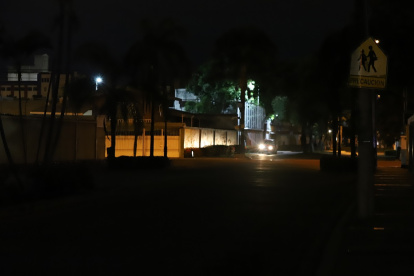 Tinieblas. Varios tramos de la calle Nicolás Augusto González, en el barrio Centenario, están totalmente a oscuras. Además del pedido de recuperar la luz, vecinos claman por seguridad.