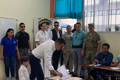 Daniel Noboa ejerció su derecho al voto en Olón.