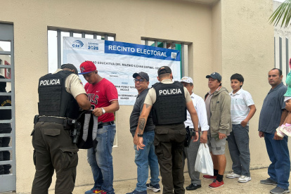 La Policía Nacional realiza controles a la entrada de los recintos.