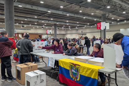 Ecuatorianos votan en España este domingo 9 de febrero.