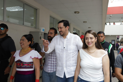 El candidato Gómez llegando a ejercer su voto.