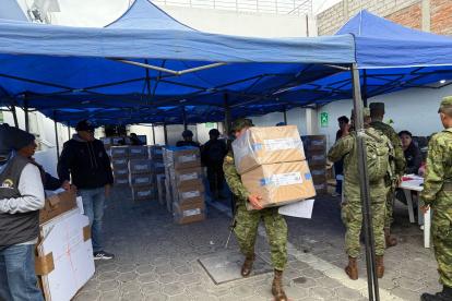 Los militares son los encargados de la seguridad en los recintos electorales.