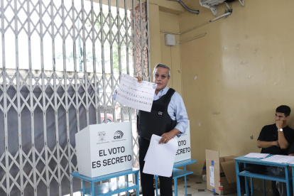 Jimmy Jairala vota junto a su esposa en la Unidad Educativa Bíblica Sendero de Fe en Guayaquil.