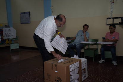 Henry Kronfle ya votó este 9 de febrero de 2025.