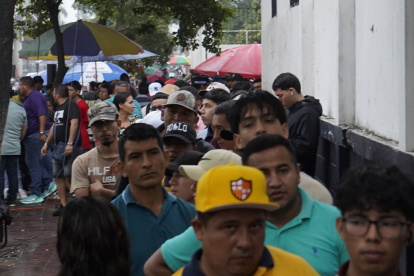 Alrededor de las 7:00, los votantes se dirigieron a sus recintos electorales acompañados de una ligera lluvia.