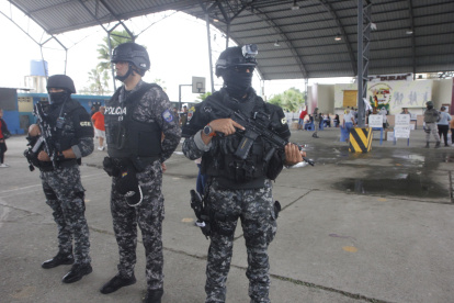 Los uniformados de la Policía Nacional realizan un operativo especial por las elecciones