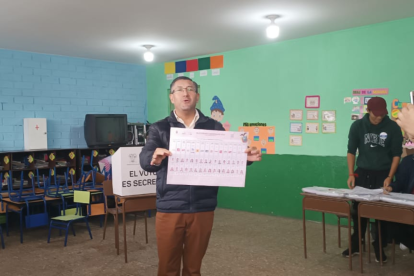 Iván Saquicela ejerce su derecho al voto en Cuenca, acompañado de sus hijas y con el resguardo de un contingente de seguridad.