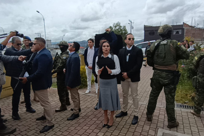 La vicepresidenta llegó a ejercer su derecho al voto con un fuerte equipo de seguridad.