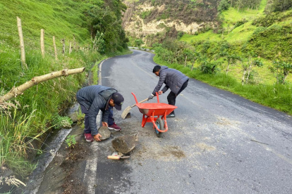Trabajadores municipales limopian la vía de circulación Latacunga-Sigchos