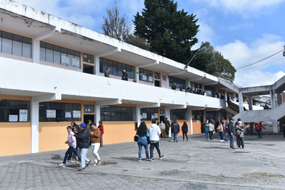 El recinto del colegio Central Técnico es uno de los más grandes del norte de Quito. Este 9 de febrero, las personas acudían a votar con normalidad.