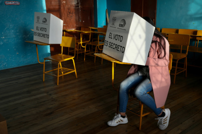 Una mujer vota en la Escuela 10 de Agosto ubicada en el Centro Histórico de Quito.