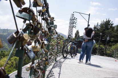 Colocar candados en pareja para "sellar" la relación es uno de los planes preferidos por las parejas en a capital.
