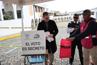 Rabascall depositó las papeletas en una bolsa rosada, tras ejercer su derecho al voto en una mesa de atención preferencial.