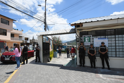 En la Unidad Educativa Fray Jodoco Ricke, en Lumbisí, votan alrededor de 350 personas.