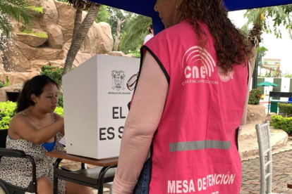 Después de las 15:00, más de la mitad de votantes ha acudido a las urnas, en las Elecciones Ecuador 2025.