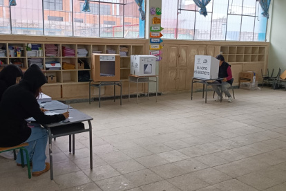 Los votantes se acercaron para ejercer su derecho al voto.