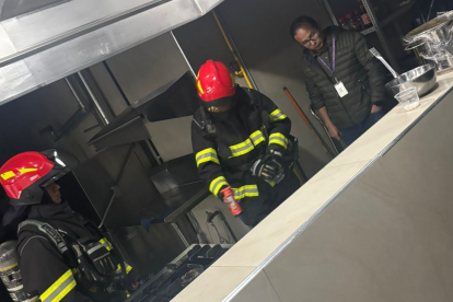 Los bomberos realizaron una revisión de las conexiones de las mangueras de la cocina de la casa de salud.