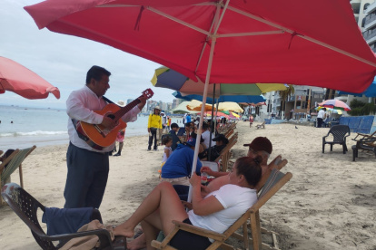 La gente en la playa disfrutó de este domingo de elecciones