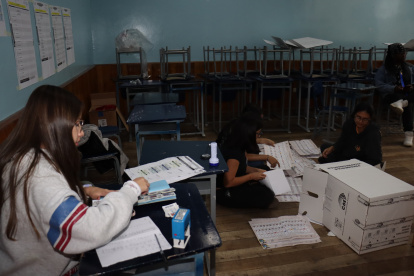 En el Colegio Benalcázar se llevó a cabo el cierre de las votaciones de las Elecciones 2025 y comenzó el conteo de votos.