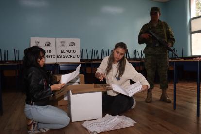 El conteo de papeletas inició una vez cerradas las urnas a las 17:00.