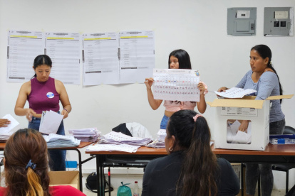 El escrutinio de votos inició en Santa Elena sin mayores incidentes.