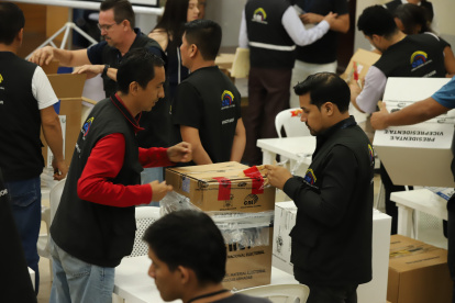 El auditorio del CNE Guayas, en Guayaquil, alberga a representantes de partidos políticos y funcionarios del Consejo Nacional Electoral mientras se lleva a cabo el escrutinio de los votos.