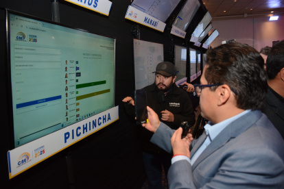 Empieza de a poco a verse en las pantallas del Centro de Mando del CNE, los primeros resultados de las elecciones.