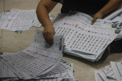Un miembro de mesa cuenta votos al cierre de la jornada electoral este domingo, en Guayaquil (Ecuador).
