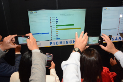 En el centro de mando del CNE se pueden visualizar los resultados oficiales a tiempo real.