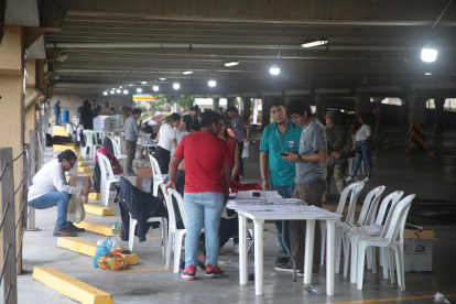 Escenario. Diferentes ciudadanos acudieron a sufragar casi a las 17:00.