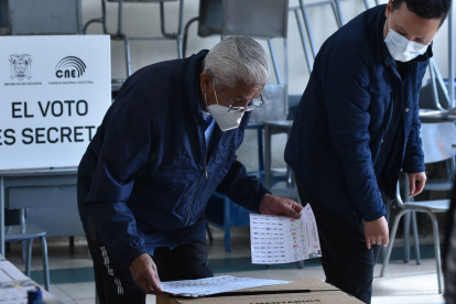 Compañía. Algunos adultos mayores votaban ayudados por familiares.