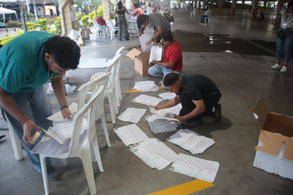 En la Universidad Católica Santiago de Guayaquil iniciaron el conteo de votos a la hora prevista, pasadas las 17:00.