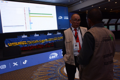 En el Centro de Mando del CNE continuaba el procesamiento de las actas para conocer los votos que alcanzaron Daniel Noboa y Luisa González, tras las elecciones.