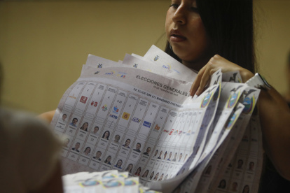 Un miembro de mesa cuenta votos al cierre de la jornada electoral este domingo, en Guayaquil (Ecuador).