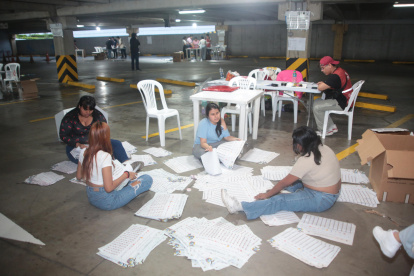 Miembros de una Junta Receptora del Voto en la Universidad Católica de Guayaquil realizaron el conteo la noche del domingo 9 de febrero.