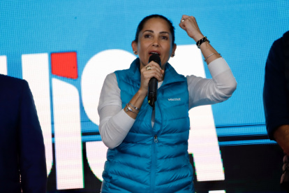 La candidata presidencial del correísmo, Luisa González, habla durante un evento tras los resultados de la primera vuelta de las elecciones generales este domingo, en Quito.