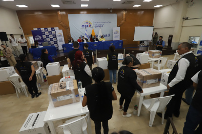 En la Delegación Provincial Electoral del Guayas se desarrolla el procesamiento de actas tras las votaciones.