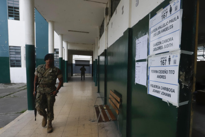 Un integrante del ejército ecuatoriano patrulla al cierre de la jornada electoral este domingo, en un centro de votación en Guayaquil (Ecuador).