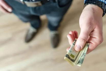 El funcionario le solicitó 20 dólares a un pasajero para permitirle que viaje.