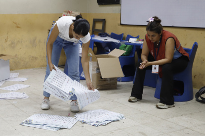 Un miembro de mesa cuenta votos al cierre de la jornada electoral este domingo, en Guayaquil (Ecuador).