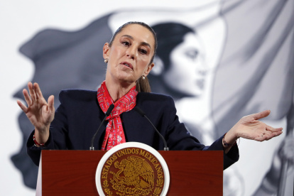 La presidenta de México, Claudia Sheinbaum, habla durante su conferencia de prensa diaria este lunes 10 de febrero, en el Palacio Nacional, en Ciudad de México.