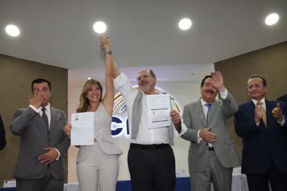 Jaime Nebot junto al binomio presidencial del PSC.