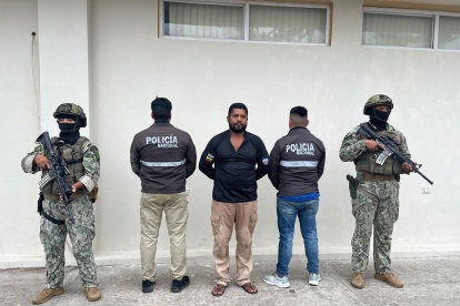 Fuerzas Armadas y Policía Nacional capturas a alias Negro Barrei, integrante de Los Lobos.