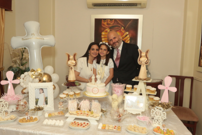 Sofía junto a sus padres, Vanessa Andrade y Marcerlo Cervantes.