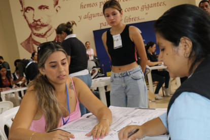 Recuento de votos en una de las juntas, tras las Elecciones Ecuador 2025.